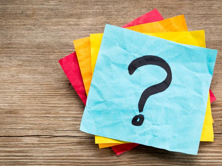 question mark written on sticky note